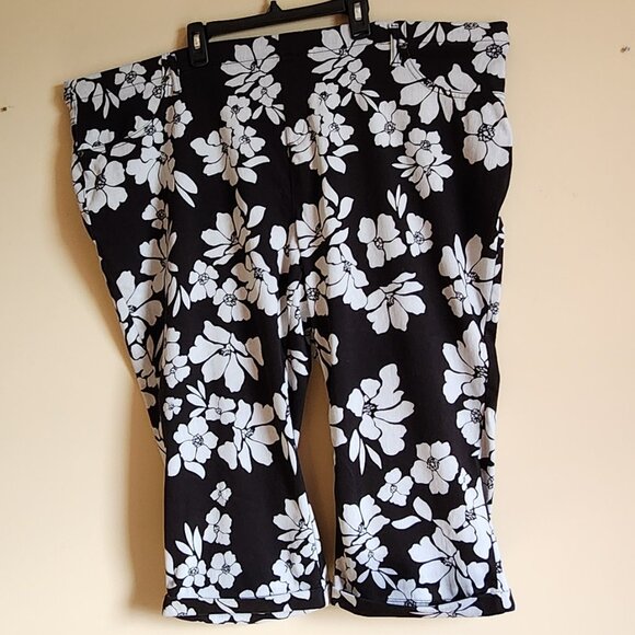 Terra and Sky Plus Size Soft Black Floral Capris Leggings Size 3X (24W-26W) - Picture 2 of 7